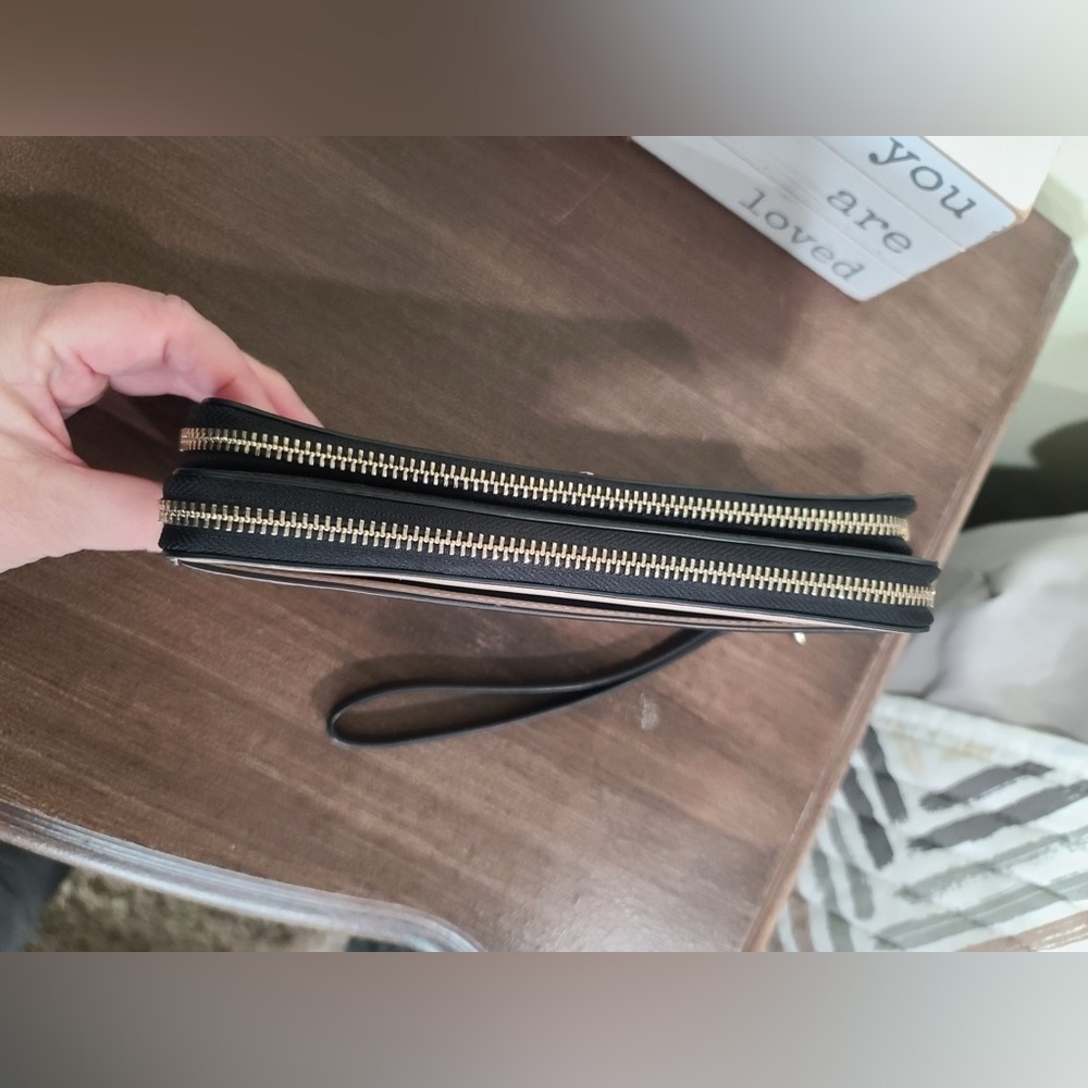 Kate Spade wallet with strap - Picture 6 of 6
